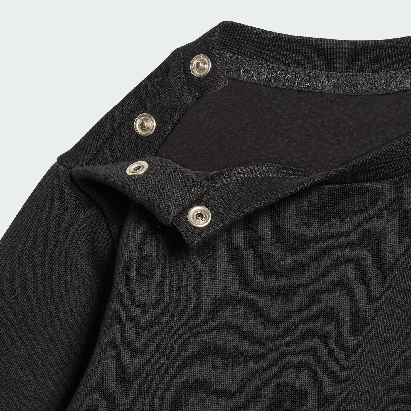 IW1009 - Completi - Adidas